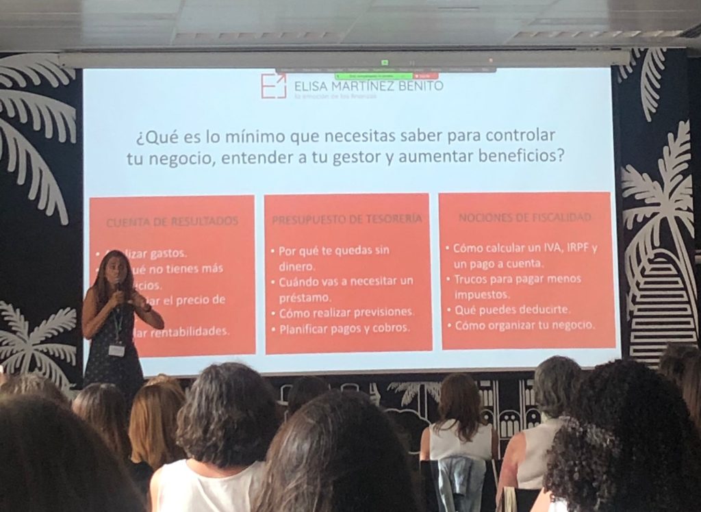 Elisa Martínez durante la ponencia